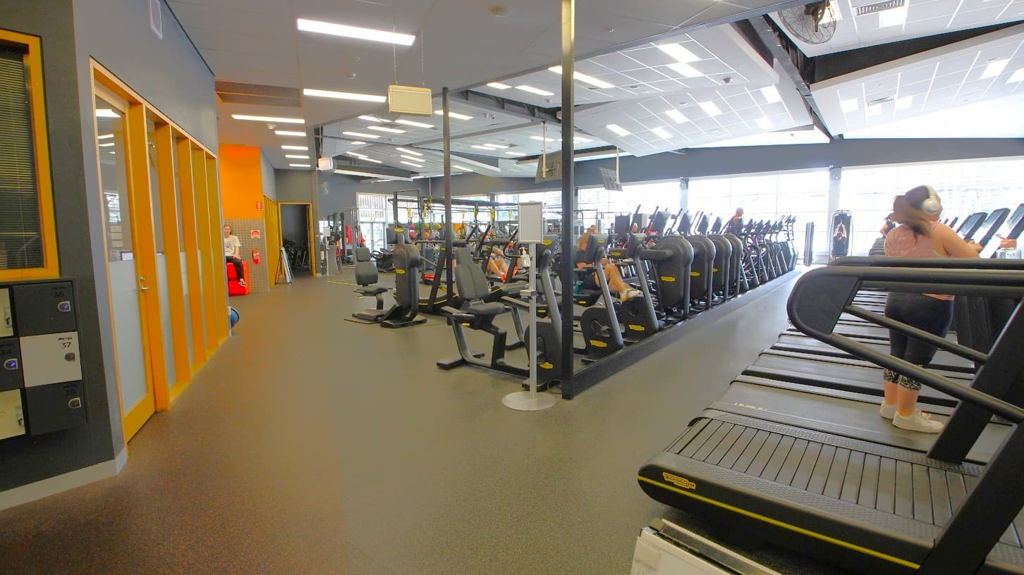 Left side of the entrance is the locker and a lot of gym machines for workouts. Hitting up a conversation with another guest is possible due to the closeness of the machines.